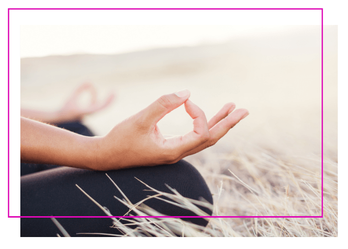 Eine Frau sitzt im Lotus-Sitz, meditiert und sagt sich ihre persönlichen Affirmationen auf, die sich aus ihrer Lebenszahl ableiten lassen