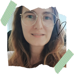 Ein Bild der Gründerin von NumeroX: Eine junge Frau mit Brille