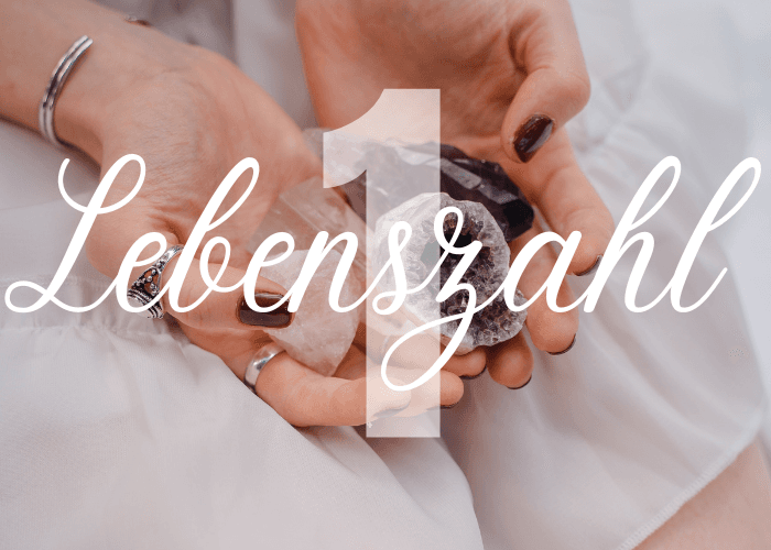 Vor dem Hintergrund von Händen einer Frau, die Kristalle hält, leuchtet die Aufschrift Lebenszahl 1
