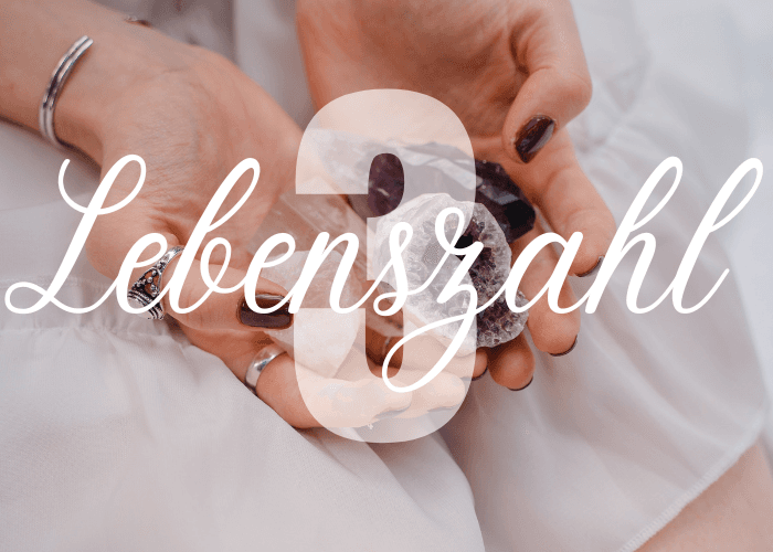 Vor dem Hintergrund von Händen einer Frau, die Kristalle hält, leuchtet die Aufschrift Lebenszahl 3